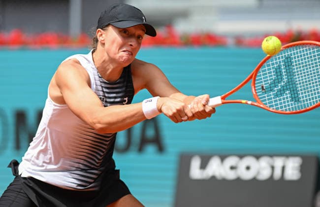 (260424) -- MADRID, April 24, 2026 -- Iga Swiatek of Poland hits a return during the women s singles round of 64 match between Iga Swiatek of Poland and Daria Snigur of Ukraine at the 2026 Madrid Open tennis tournament in Madrid, Spain, on April 23, 2026. ) (SP)SPAIN-MADRID-TENNIS-MADRID OPEN-WOMEN S SINGLES ChengxMin 