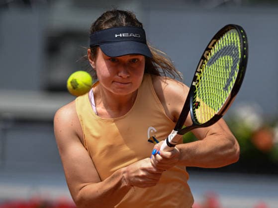 (260424) -- MADRID, April 24, 2026 -- Daria Snigur of Ukraine hits a return during the women s singles round of 64 match between Iga Swiatek of Poland and Daria Snigur of Ukraine at the 2026 Madrid Open tennis tournament in Madrid, Spain, on April 23, 2026. ) (SP)SPAIN-MADRID-TENNIS-MADRID OPEN-WOMEN S SINGLES ChengxMin 