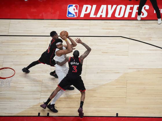 Cleveland Cavaliers vs Toronto Raptors TORONTO, CANADA - APRIL 23 : Jarrett Allen (31) of Cleveland Cavaliers in action against Brandon Ingram (3) and Ja Kobe Walter (14) of Toronto Raptors during the Game Three of the Eastern Conference First Round NBA, Basketball Herren, USA Playoffs between Cleveland Cavaliers and Toronto Raptors at the Scotiabank Arena on April 23, 2026 in Toronto, Ontario, Canada. Mert Alper Dervis Anadolu Toronto Canada. Editorial use only. Please get in touch for any other usage.  Copyright: x2026xAnadoluxMertxAlperxDervisx