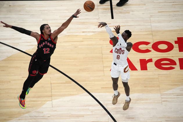 Cleveland Cavaliers vs Toronto Raptors TORONTO, CANADA - APRIL 23 : Dennis Schroder (8) of Cleveland Cavaliers in action against Colin Murray-Boyles (12) of Toronto Raptors during the Game Three of the Eastern Conference First Round NBA, Basketball Herren, USA Playoffs between Cleveland Cavaliers and Toronto Raptors at the Scotiabank Arena on April 23, 2026 in Toronto, Ontario, Canada. Mert Alper Dervis Anadolu Toronto Canada. Editorial use only. Please get in touch for any other usage.  Copyright: x2026xAnadoluxMertxAlperxDervisx
