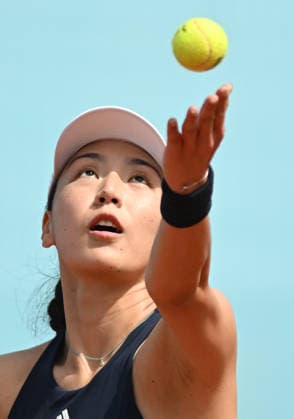 (260423) -- MADRID, April 23, 2026 -- Wang Xinyu serves during the women s singles round of 64 match between Wang Xinyu of China and Laura Samson of the Czech Republic at the 2026 ATP, Tennis Herren Tour Madrid Open tennis tournament in Madrid, Spain, on April 23, 2026. ) (SP)SPAIN-MADRID-TENNIS-MADRID OPEN-WOMEN S SINGLES ChengxMin 