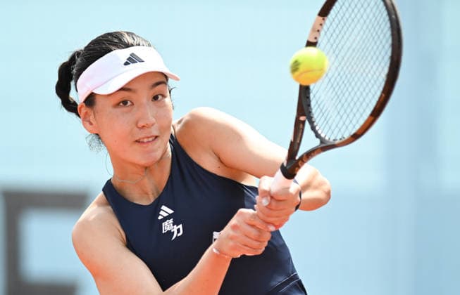 (260423) -- MADRID, April 23, 2026 -- Wang Xinyu hits a return during the women s singles round of 64 match between Wang Xinyu of China and Laura Samson of the Czech Republic at the 2026 ATP, Tennis Herren Tour Madrid Open tennis tournament in Madrid, Spain, on April 23, 2026. ) (SP)SPAIN-MADRID-TENNIS-MADRID OPEN-WOMEN S SINGLES ChengxMin 