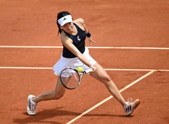 (260423) -- MADRID, April 23, 2026 -- Wang Xinyu hits a return during the women s singles round of 64 match between Wang Xinyu of China and Laura Samson of the Czech Republic at the 2026 ATP, Tennis Herren Tour Madrid Open tennis tournament in Madrid, Spain, on April 23, 2026. ) (SP)SPAIN-MADRID-TENNIS-MADRID OPEN-WOMEN S SINGLES ChengxMin 