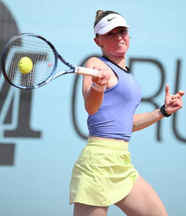 (260423) -- MADRID, April 23, 2026 -- Laura Samson hits a return during the women s singles round of 64 match between Wang Xinyu of China and Laura Samson of the Czech Republic at the 2026 ATP, Tennis Herren Tour Madrid Open tennis tournament in Madrid, Spain, on April 23, 2026. ) (SP)SPAIN-MADRID-TENNIS-MADRID OPEN-WOMEN S SINGLES ChengxMin 