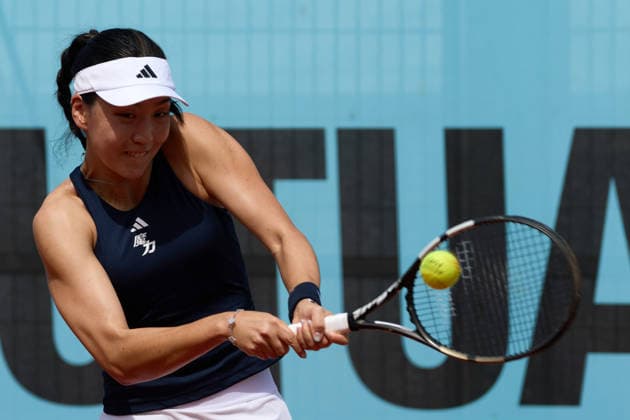 (260423) -- MADRID, April 23, 2026 -- Wang Xinyu hits a return during the women s singles round of 64 match between Wang Xinyu of China and Laura Samson of the Czech Republic at the 2026 ATP, Tennis Herren Tour Madrid Open tennis tournament in Madrid, Spain, on April 23, 2026. ) (SP)SPAIN-MADRID-TENNIS-MADRID OPEN-WOMEN S SINGLES MengxDingbo 