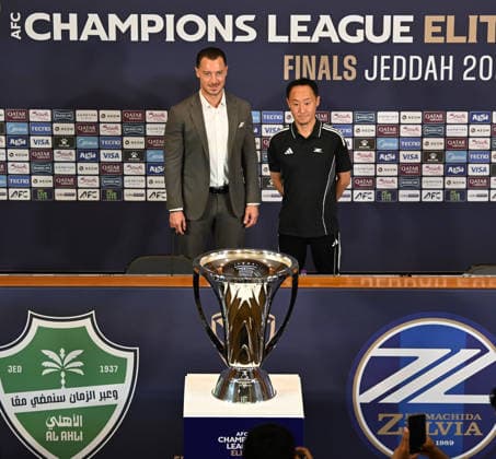 JEDDAH, SAUDI ARABIA - 24 April: Group photo of both teams with the cup the pre-match press conference, PK, Pressekonferenz ahead of the AFC Champions League Elite 2026 final.