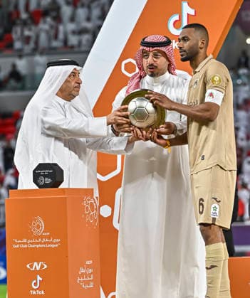 Al Rayyan SC vs Al-Shabab SC AGCFF Gulf Club Champions League Final Al Rayyan SC captain Abdulaziz Hatim (R) receives the trophy after winning the AGCFF Gulf Club Champions League Final football match between QatarÕs Al Rayyan SC and Saudi Arabia s Al-Shabab SC at Ahmad bin Ali Stadium in Al Rayyan, Qatar, on April 23, 2026. DOHA Qatar Copyright: xNOUSHADx