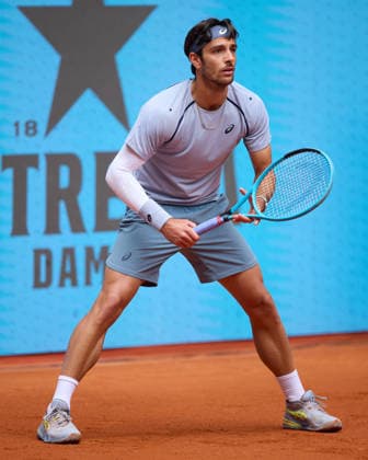 Mutua Madrid Open - Day Five Lorenzo Musetti of Italy looks on against Hubert Hurkacz of Poland during the MenÕs Singles match on day five of the Mutua Madrid Open at Caja Magica on April 24, 2026, in Madrid, Spain. Madrid Caja Magica Madrid Spain RL_MMO2K26_000911 Copyright: xRicardoxLarreinax