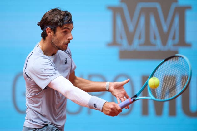 Mutua Madrid Open - Day Five Lorenzo Musetti of Italy plays a backhand against Hubert Hurkacz of Poland during the MenÕs Singles match on day five of the Mutua Madrid Open at Caja Magica on April 24, 2026, in Madrid, Spain. Madrid Caja Magica Madrid Spain RL_MMO2K26_000933 Copyright: xRicardoxLarreinax