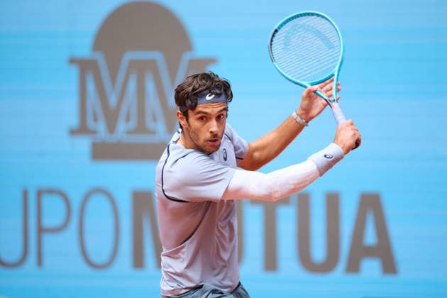 Mutua Madrid Open - Day Five Lorenzo Musetti of Italy plays a backhand against Hubert Hurkacz of Poland during the MenÕs Singles match on day five of the Mutua Madrid Open at Caja Magica on April 24, 2026, in Madrid, Spain. Madrid Caja Magica Madrid Spain RL_MMO2K26_000926 Copyright: xRicardoxLarreinax