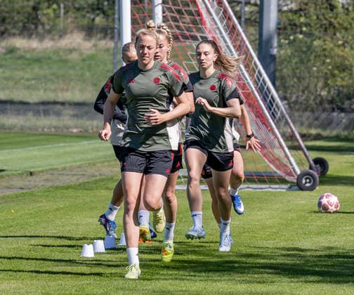 Carolin Simon FC Bayern Muenchen Frauen, 30 warming up before training, behind her Giulia Gwinn FC Bayern Muenchen Frauen, 07 and Katharina Naschenweng FC Bayern Muenchen Frauen, 19 GER, FC Bayern Muenchen Frauen, Football, UEFA Womens Champions League, Final training before semi-final against FC Barcelona, Season 2025 2026, 24 04 2026 DFL DFB REGULATIONS PROHIBIT ANY USE OF PHOTOGRAPHS as IMAGE SEQUENCES and or QUASI VIDEO GER, FC Bayern Muenchen Women, Football, UEFA Womens Champions League, Final training before semi-final against FC Barcelona, Season 2025 2026, 24 04 2026 Muenchen Copyright: xEibner-Pressefoto FranzxFeinerx EP_HFR