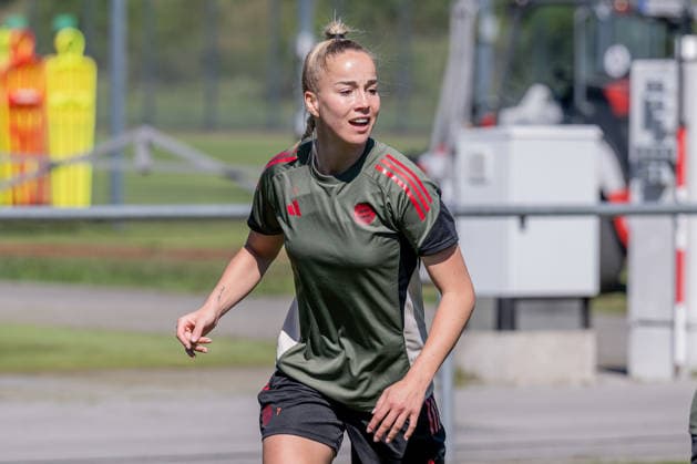 Giulia Gwinn FC Bayern Muenchen Frauen, 07 GER, FC Bayern Muenchen Frauen, Football, UEFA Womens Champions League, Final training before semi-final against FC Barcelona, Season 2025 2026, 24 04 2026 DFL DFB REGULATIONS PROHIBIT ANY USE OF PHOTOGRAPHS as IMAGE SEQUENCES and or QUASI VIDEO GER, FC Bayern Muenchen Frauen, Fußball, UEFA Womens Champions League, Final training before semi-final against FC Barcelona, Saison 2025 2026, 24 04 2026 Muenchen Copyright: xEibner-Pressefoto FranzxFeinerx EP_HFR
