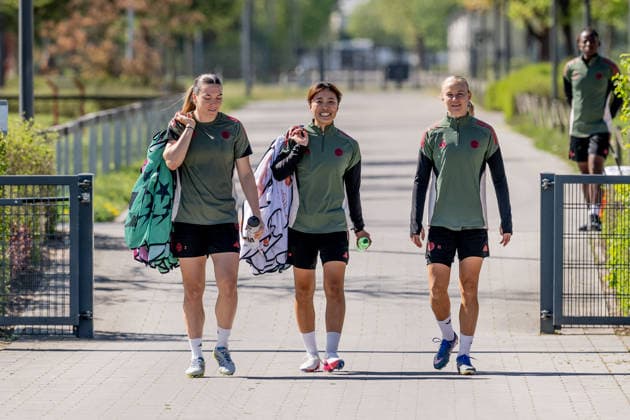 Vanessa Gilles (FC Bayern Muenchen Frauen, 02), Momoko Tanikawa (FC Bayern Muenchen Frauen, 18) und Pernille Harder (FC Bayern Muenchen Frauen, 21) auf dem Weg zum Trainingsplatz GER, FC Bayern Muenchen Frauen, Fussball, UEFA Womens Champions League, Abschlusstraining vor Halbfinale gegen FC Barcelona, Barca Saison 2025 2026, 24.04.2026 (DFL DFB REGULATIONS PROHIBIT ANY USE OF PHOTOGRAPHS as IMAGE SEQUENCES and or QUASI-VIDEO). GER, FC Bayern Muenchen Frauen, Fussball, UEFA Womens Champions League, Abschlusstraining vor Halbfinale gegen FC Barcelona, Saison 2025 2026, 24.04.2026 Muenchen *** Vanessa Gilles FC Bayern Muenchen Frauen, 02 , Momoko Tanikawa FC Bayern Muenchen Frauen, 18 and Pernille Harder FC Bayern Muenchen Frauen, 21 on the way to the training ground GER, FC Bayern Muenchen Frauen, Football, UEFA Womens Champions League, Final training before semi-final against FC Barcelona, Season 2025 2026, 24 04 2026 DFL DFB REGULATIONS PROHIBIT ANY USE OF PHOTOGRAPHS as IMAGE SEQUENCES and or QUASI VIDEO GER, FC Bayern Muenchen Frauen, Football, UEFA Womens Champions League, Final training before semi-final against FC Barcelona, Season 2025 2026, 24 04 2026 Muenchen Copyright: xEibner-Pressefoto FranzxFeinerx EP_HFR