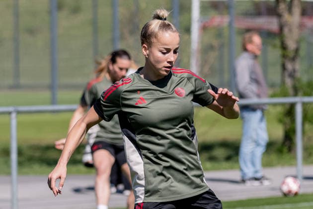 Giulia Gwinn FC Bayern Muenchen Frauen, 07 GER, FC Bayern Muenchen Frauen, Football, UEFA Womens Champions League, Final training before semi-final against FC Barcelona, Season 2025 2026, 24 04 2026 DFL DFB REGULATIONS PROHIBIT ANY USE OF PHOTOGRAPHS as IMAGE SEQUENCES and or QUASI VIDEO GER, FC Bayern Muenchen Frauen, Fußball, UEFA Womens Champions League, Final training before semi-final against FC Barcelona, Saison 2025 2026, 24 04 2026 Muenchen Copyright: xEibner-Pressefoto FranzxFeinerx EP_HFR