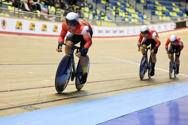 UCI Track World Cup: Nilai Picture by Alex Whitehead SWpix.com - 24 04 2026 - Cycling - UCI Track World Cup: Nilai - Velodrom Nasional Malaysia, Nilai, Malaysia - Men™s Team Sprint - First Round - Zhiheng Jin (China), Zhiwei Li (China), Ruiting Huang (China) Nilai Velodrom Nasional Malaysia Malaysia Copyright: x xSWpix.comx(t axPhotographyxHubxLtd)xAlexxWhitehead SWpix.comx SWP-3030-13049