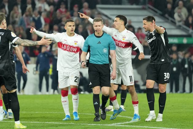Alle sind unzufrieden mit Tobias Welz (Schiedsrichter) und beschweren sich , Deutschland, Fußball, Halbfinale, DFB Pokal, 2025 26, VfB Stuttgart vs. SC Freiburg, 23.04.2026, MHP Arena, Stuttgart, Deutschland Stuttgart MHP Arena Baden-Württemberg Deutschland *** Everyone is unhappy with Tobias Welz referee and complains , Germany, Football, Semi-final, DFB Pokal, 2025 26, VfB Stuttgart vs SC Freiburg, 23 04 2026, MHP Arena, Stuttgart, Germany Stuttgart MHP Arena Baden Württemberg Germany Copyright: xArnexAmbergx