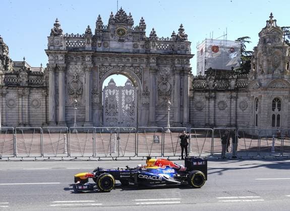 Ahead of F1 Grand Prix of Turkiye ISTANBUL, TURKIYE - APRIL 24: A Formula 1 race car is seen ahead of the Formula 1 Grand Prix of Turkiye in front of the Dolmabahce in Istanbul, Turkiye on April 24, 2026. Agit Erdi Ulukaya Anadolu Istanbul Turkey. Editorial use only. Please get in touch for any other usage.  Copyright: x2026xAnadoluxAgitxErdixUlukayax