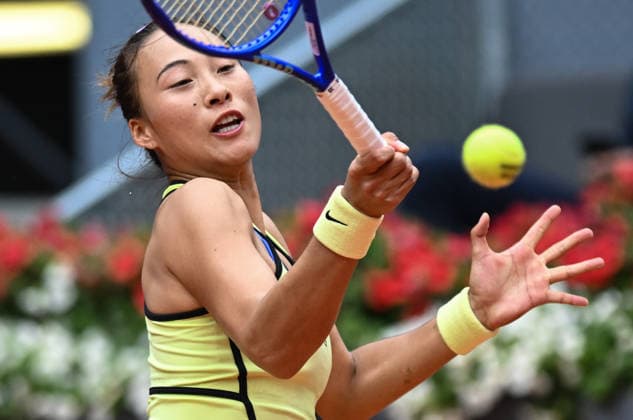 (260424) -- MADRID, April 24, 2026 -- Zheng Qinwen hits a return during the women s singles round of 64 match between Zheng Qinwen of China and Sofia Kenin of the United States at the 2026 Madrid Open tennis tournament in Madrid, Spain, on April 24, 2026. ) (SP)SPAIN-MADRID-TENNIS-MADRID OPEN-WOMEN S SINGLES ChengxMin 