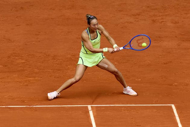 (260424) -- MADRID, April 24, 2026 -- Zheng Qinwen hits a return during the women s singles round of 64 match between Zheng Qinwen of China and Sofia Kenin of the United States at the 2026 Madrid Open tennis tournament in Madrid, Spain, on April 24, 2026. ) (SP)SPAIN-MADRID-TENNIS-MADRID OPEN-WOMEN S SINGLES MengxDingbo 