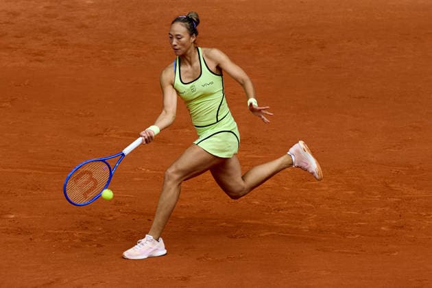 (260424) -- MADRID, April 24, 2026 -- Zheng Qinwen hits a return during the women s singles round of 64 match between Zheng Qinwen of China and Sofia Kenin of the United States at the 2026 Madrid Open tennis tournament in Madrid, Spain, on April 24, 2026. ) (SP)SPAIN-MADRID-TENNIS-MADRID OPEN-WOMEN S SINGLES MengxDingbo 