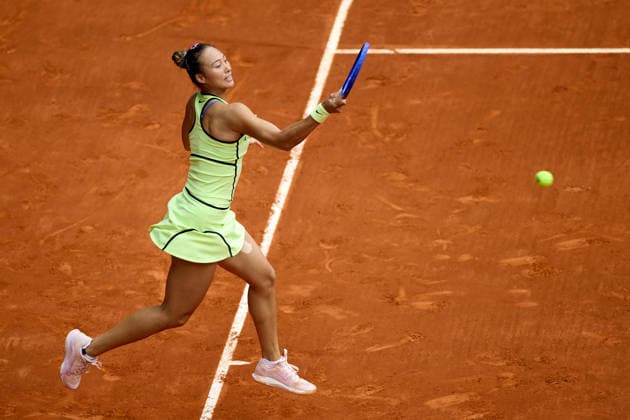 (260424) -- MADRID, April 24, 2026 -- Zheng Qinwen hits a return during the women s singles round of 64 match between Zheng Qinwen of China and Sofia Kenin of the United States at the 2026 Madrid Open tennis tournament in Madrid, Spain, on April 24, 2026. ) (SP)SPAIN-MADRID-TENNIS-MADRID OPEN-WOMEN S SINGLES MengxDingbo 