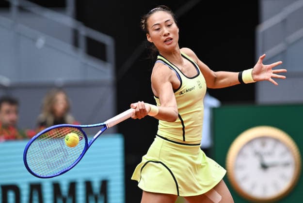 (260424) -- MADRID, April 24, 2026 -- Zheng Qinwen hits a return during the women s singles round of 64 match between Zheng Qinwen of China and Sofia Kenin of the United States at the 2026 Madrid Open tennis tournament in Madrid, Spain, on April 24, 2026. ) (SP)SPAIN-MADRID-TENNIS-MADRID OPEN-WOMEN S SINGLES ChengxMin 