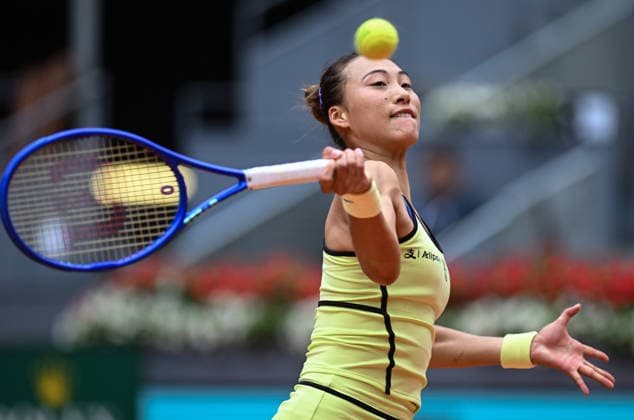 (260424) -- MADRID, April 24, 2026 -- Zheng Qinwen hits a return during the women s singles round of 64 match between Zheng Qinwen of China and Sofia Kenin of the United States at the 2026 Madrid Open tennis tournament in Madrid, Spain, on April 24, 2026. ) (SP)SPAIN-MADRID-TENNIS-MADRID OPEN-WOMEN S SINGLES ChengxMin 