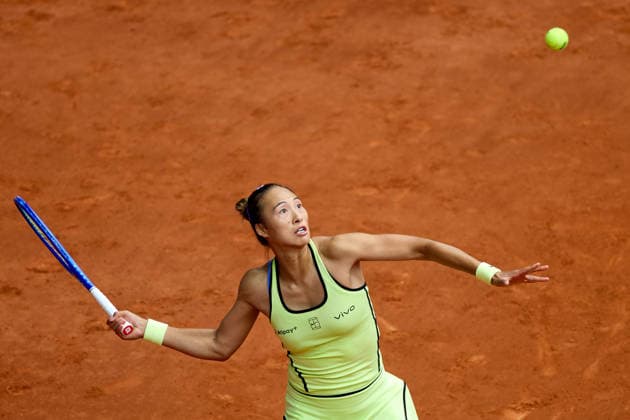 (260424) -- MADRID, April 24, 2026 -- Zheng Qinwen hits a return during the women s singles round of 64 match between Zheng Qinwen of China and Sofia Kenin of the United States at the 2026 Madrid Open tennis tournament in Madrid, Spain, on April 24, 2026. ) (SP)SPAIN-MADRID-TENNIS-MADRID OPEN-WOMEN S SINGLES MengxDingbo 