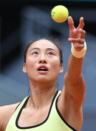 (260424) -- MADRID, April 24, 2026 -- Zheng Qinwen serves during the women s singles round of 64 match between Zheng Qinwen of China and Sofia Kenin of the United States at the 2026 Madrid Open tennis tournament in Madrid, Spain, on April 24, 2026. ) (SP)SPAIN-MADRID-TENNIS-MADRID OPEN-WOMEN S SINGLES ChengxMin 