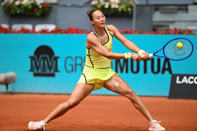(260424) -- MADRID, April 24, 2026 -- Zheng Qinwen hits a return during the women s singles round of 64 match between Zheng Qinwen of China and Sofia Kenin of the United States at the 2026 Madrid Open tennis tournament in Madrid, Spain, on April 24, 2026. ) (SP)SPAIN-MADRID-TENNIS-MADRID OPEN-WOMEN S SINGLES ChengxMin 