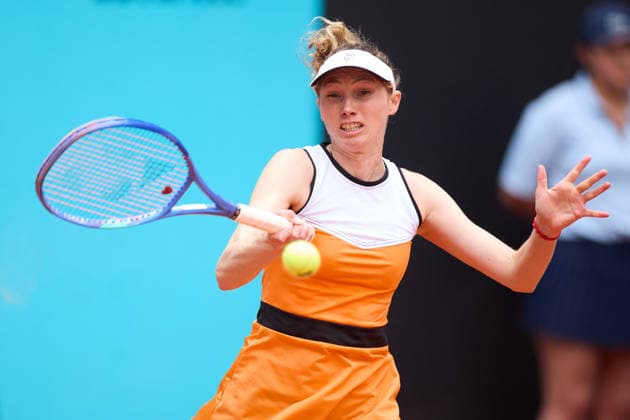 Mutua Madrid Open - Day Five Cristina Bucsa of Spain plays a forehand against Zeynep Sonmez of Turkey during the GirlÕs Singles match on day five of the Mutua Madrid Open at Caja Magica on April 24, 2026, in Madrid, Spain. Madrid Caja Magica Madrid Spain RL_MMO2K26_000980 Copyright: xRicardoxLarreinax