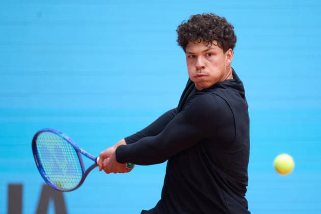 Mutua Madrid Open - Day Five Ben Shelton of United States plays a backhand against Dino Prizmic of Croatia during the MenÕs Singles match on day five of the Mutua Madrid Open at Caja Magica on April 24, 2026, in Madrid, Spain. Madrid Caja Magica Madrid Spain RL_MMO2K26_001019 Copyright: xRicardoxLarreinax