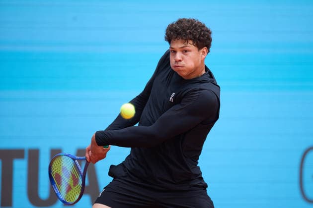 Mutua Madrid Open - Day Five Ben Shelton of United States plays a backhand against Dino Prizmic of Croatia during the MenÕs Singles match on day five of the Mutua Madrid Open at Caja Magica on April 24, 2026, in Madrid, Spain. Madrid Caja Magica Madrid Spain RL_MMO2K26_001020 Copyright: xRicardoxLarreinax