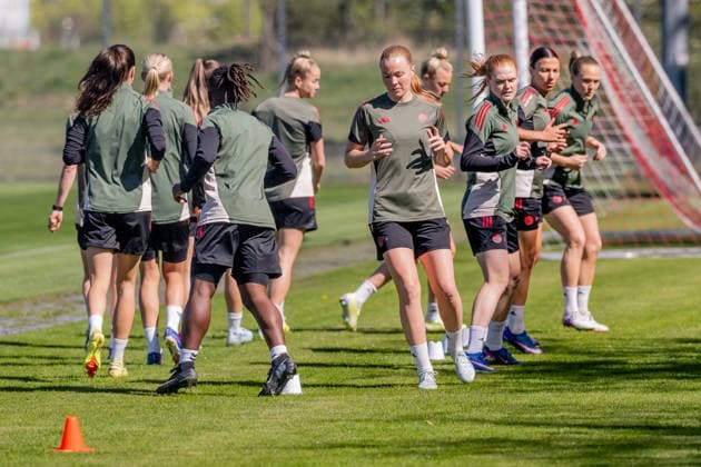 Warm-up program before training, front Glodis Perla Viggosdottir FC Bayern Muenchen Frauen, 04 GER, FC Bayern Muenchen Frauen, Football, UEFA Womens Champions League, Final training before semi-final against FC Barcelona, 2025 2026 season, 24 04 2026 DFL DFB REGULATIONS PROHIBIT ANY USE OF PHOTOGRAPHS as IMAGE SEQUENCES and or QUASI VIDEO GER, FC Bayern Muenchen Frauen, Fußball, UEFA Womens Champions League, Final training before semi-final against FC Barcelona, Saison 2025 2026, 24 04 2026 Muenchen Copyright: xEibner-Pressefoto FranzxFeinerx EP_HFR