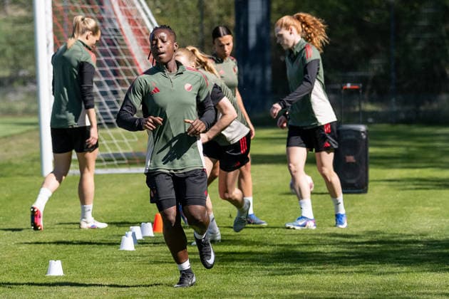 Bernadette Amani FC Bayern Muenchen Frauen, 15 warming up before training GER, FC Bayern Muenchen Frauen, Football, UEFA Womens Champions League, Final training before semi-final against FC Barcelona, Season 2025 2026, 24 04 2026 DFL DFB REGULATIONS PROHIBIT ANY USE OF PHOTOGRAPHS as IMAGE SEQUENCES and or QUASI VIDEO GER, FC Bayern Muenchen Frauen, Fußball, UEFA Womens Champions League, Final training session before semi-final against FC Barcelona, 2025 2026 season, 24 04 2026 Muenchen Copyright: xEibner-Pressefoto FranzxFeinerx EP_HFR