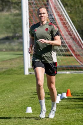 Glodis Perla Viggosdottir FC Bayern Muenchen Frauen, 04 warming up before training GER, FC Bayern Muenchen Frauen, Football, UEFA Womens Champions League, Final training before semi-final against FC Barcelona, 2025 2026 season, 24 04 2026 DFL DFB REGULATIONS PROHIBIT ANY USE OF PHOTOGRAPHS as IMAGE SEQUENCES and or QUASI VIDEO GER, FC Bayern Muenchen Frauen, Fußball, UEFA Womens Champions League, Final training session before semi-final against FC Barcelona, 2025 2026 season, 24 04 2026 Muenchen Copyright: xEibner-Pressefoto FranzxFeinerx EP_HFR