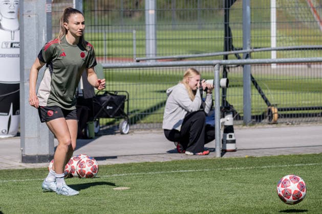 Katharina Naschenweng FC Bayern Muenchen Frauen, 19 GER, FC Bayern Muenchen Frauen, Soccer, UEFA Womens Champions League, Final training before semi-final against FC Barcelona, Season 2025 2026, 24 04 2026 DFL DFB REGULATIONS PROHIBIT ANY USE OF PHOTOGRAPHS as IMAGE SEQUENCES and or QUASI VIDEO GER, FC Bayern Muenchen Frauen, Fußball, UEFA Womens Champions League, Final training before semi-final against FC Barcelona, Saison 2025 2026, 24 04 2026 Muenchen Copyright: xEibner-Pressefoto FranzxFeinerx EP_HFR