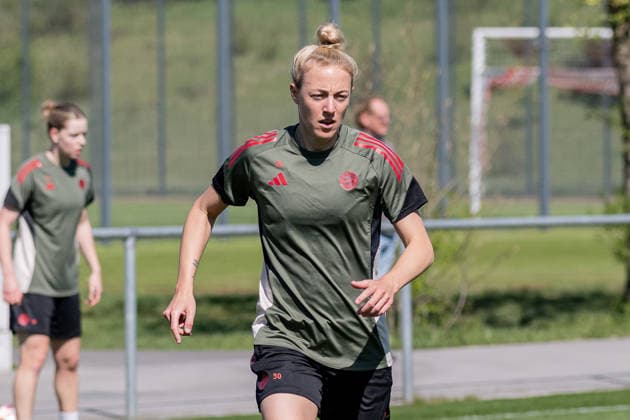 Carolin Simon FC Bayern Muenchen Frauen, 30 GER, FC Bayern Muenchen Frauen, Football, UEFA Womens Champions League, Final training before semi-final against FC Barcelona, Season 2025 2026, 24 04 2026 DFL DFB REGULATIONS PROHIBIT ANY USE OF PHOTOGRAPHS as IMAGE SEQUENCES and or QUASI VIDEO GER, FC Bayern Muenchen Frauen, Fußball, UEFA Womens Champions League, Final training before semi-final against FC Barcelona, Saison 2025 2026, 24 04 2026 Muenchen Copyright: xEibner-Pressefoto FranzxFeinerx EP_HFR