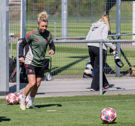 Linda Dallmann FC Bayern Muenchen Frauen, 10 GER, FC Bayern Muenchen Frauen, Soccer, UEFA Womens Champions League, Final training before semi-final against FC Barcelona, Season 2025 2026, 24 04 2026 DFL DFB REGULATIONS PROHIBIT ANY USE OF PHOTOGRAPHS as IMAGE SEQUENCES and or QUASI VIDEO GER, FC Bayern Muenchen Frauen, Fußball, UEFA Womens Champions League, Final training before semi-final against FC Barcelona, Saison 2025 2026, 24 04 2026 Muenchen Copyright: xEibner-Pressefoto FranzxFeinerx EP_HFR