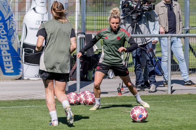 Linda Dallmann FC Bayern Muenchen Frauen, 10 GER, FC Bayern Muenchen Frauen, Soccer, UEFA Womens Champions League, Final training before semi-final against FC Barcelona, Season 2025 2026, 24 04 2026 DFL DFB REGULATIONS PROHIBIT ANY USE OF PHOTOGRAPHS as IMAGE SEQUENCES and or QUASI VIDEO GER, FC Bayern Muenchen Frauen, Fußball, UEFA Womens Champions League, Final training before semi-final against FC Barcelona, Saison 2025 2026, 24 04 2026 Muenchen Copyright: xEibner-Pressefoto FranzxFeinerx EP_HFR