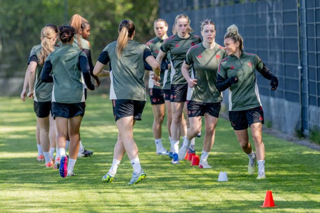 Warm-up program before training GER, FC Bayern Muenchen Women, Football, UEFA Womens Champions League, Final training before semi-final against FC Barcelona, Season 2025 2026, 24 04 2026 DFL DFB REGULATIONS PROHIBIT ANY USE OF PHOTOGRAPHS as IMAGE SEQUENCES and or QUASI VIDEO GER, FC Bayern Muenchen Frauen, Fußball, UEFA Womens Champions League, Final training session before semi-final against FC Barcelona, 2025 2026 season, 24 04 2026 Muenchen Copyright: xEibner-Pressefoto FranzxFeinerx EP_HFR