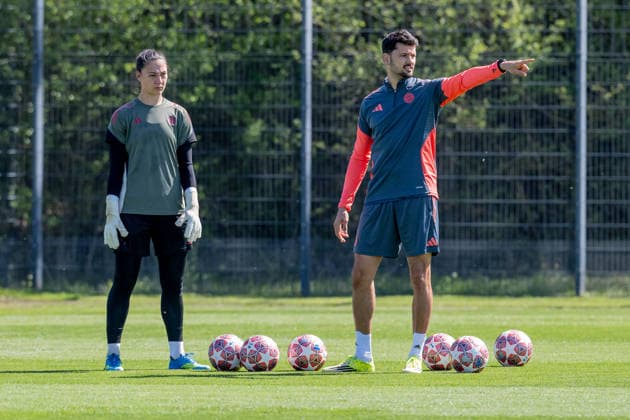 Maria Luisa Grohs Goalkeeper, FC Bayern Muenchen Women, 01 with Michael Netolitzky Goalkeeping Coach, FC Bayern Muenchen Women GER, FC Bayern Muenchen Women, Football, UEFA Womens Champions League, Final training before semi-final against FC Barcelona, Season 2025 2026, 24 04 2026 DFL DFB REGULATIONS PROHIBIT ANY USE OF PHOTOGRAPHS as IMAGE SEQUENCES and or QUASI VIDEO GER, FC Bayern Muenchen Frauen, Fußball, UEFA Womens Champions League, Final training before semi-final against FC Barcelona, Saison 2025 2026, 24 04 2026 Muenchen Copyright: xEibner-Pressefoto FranzxFeinerx EP_HFR
