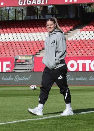 24 04 2026 Football season 2025 2026 1 Womens Football Bundesliga 23 Matchday 1 FC Nuremberg FCN Club Hamburger SV HSV Sportfoto Zink DaMa xdaxmax Lea Paulick 25, Hamburger SV laughs laughs laughs joy at pitch inspection