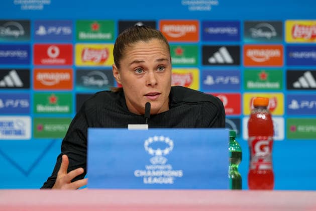Ewa Pajor FC Barcelona, 17 gestures at the press conference, GER, International press conference, FC Barcelona, Football, UEFA Womens Champions League, semi-final, first leg, 2025 2026 season, 24 04 2026, GER, International press conference, FC Barcelona, Football, UEFA Womens Champions League, semi-final, first leg, 2025 2026 season, 24 04 2026 Munich Copyright: xEibner-Pressefoto JennixMaulx EP_JML