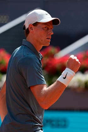 April 24, 2026, Madrid, Madrid, Spain: Jannik Sinner of Italy plays against Benjamin Bonzi of France during the Mutua Madrid Open 2026, ATP, Tennis Herren Masters 1000 and WTA, Tennis Damen 1000, at La Caja Magica on April 24, 2026 in Madrid, Spain. Madrid Spain - ZUMAa181 20260424_zaa_a181_279 Copyright: xOscarxJ.xBarrosox