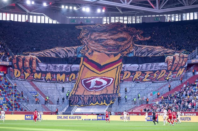 24.04.2026, Fußball, Fortuna Düsseldorf - SC Dynamo Dresden, 2. Fußball Bundesliga, Herren, Merkur Spiel-Arena, 31. Spieltag, Saison 2025 2026: Choreografie Choreo Choreography vor dem Spiel auf der Tribüne Gästeblock Lang Lebe Dynamo Dresden Schriftzug Banner DFB regulations prohibit any use of photographs as image sequences and or quasi-video. Nordrhein-Westfalen Deutschland *** 24 04 2026, Fußball, Fortuna Düsseldorf SC Dynamo Dresden, 2 Fußball Bundesliga, Herren, Merkur Spiel Arena, 31 Spieltag, Saison 2025 2026 Choreografie Choreo Choreography before the match in the stands Gästeblock Lang Lebe Dynamo Dresden Schriftz Banner DFB regulations prohibit any use of photographs as image sequences and or quasi video Nordrhein Westfalen Germany