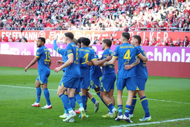 24 04 2026, xrekx, Fußball 2 Bundesliga, 1 FC Kaiserslautern Eintracht Braunschweig v l Torjubel nach dem Tor zum celebrating the goal celebrate 0 1 durch Faride Alidou Eintracht Braunschweig DFL DFB REGULATIONS PROHIBIT ANY USE OF PHOTOGRAPHS as IMAGE SEQUENCES and or QUASI VIDEO Kaiserslautern