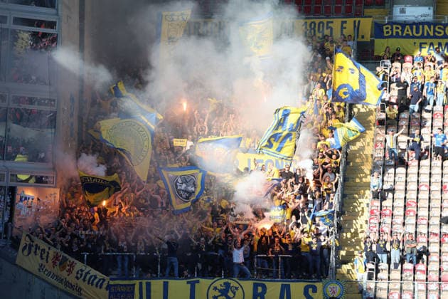 24 04 2026, xrekx, Soccer 2 Bundesliga, 1 FC Kaiserslautern Eintracht Braunschweig v l Braunschweig Fans ,Atmosphere, Scarves, Ultras, Spectators, Visitors, Choreo, Choreography, atmosphere, scarves, spectators, visitors Pyro DFL DFB REGULATIONS PROHIBIT ANY USE OF PHOTOGRAPHS as IMAGE SEQUENCES and or QUASI VIDEO Kaiserslautern