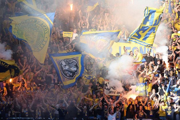 24 04 2026, xrekx, Soccer 2 Bundesliga, 1 FC Kaiserslautern Eintracht Braunschweig v l Braunschweig Fans ,Atmosphere, Scarves, Ultras, Spectators, Visitors, Choreo, Choreography, atmosphere, scarves, spectators, visitors Pyro DFL DFB REGULATIONS PROHIBIT ANY USE OF PHOTOGRAPHS as IMAGE SEQUENCES and or QUASI VIDEO Kaiserslautern