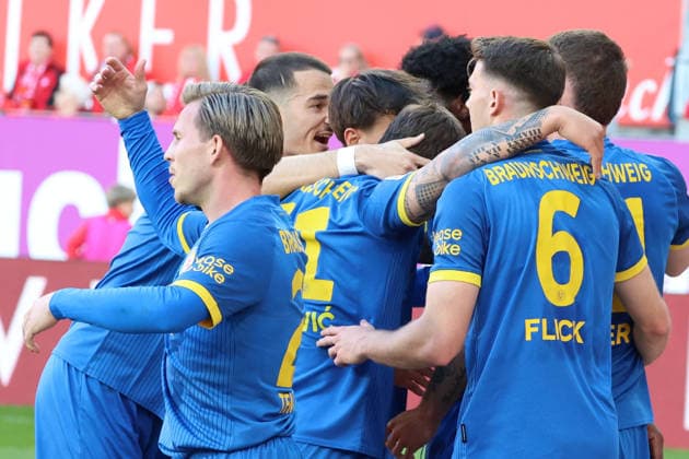 24 04 2026, xrekx, Fußball 2 Bundesliga, 1 FC Kaiserslautern Eintracht Braunschweig v l Torjubel nach dem Tor zum celebrating the goal celebrate 0 1 durch Faride Alidou Eintracht Braunschweig DFL DFB REGULATIONS PROHIBIT ANY USE OF PHOTOGRAPHS as IMAGE SEQUENCES and or QUASI VIDEO Kaiserslautern